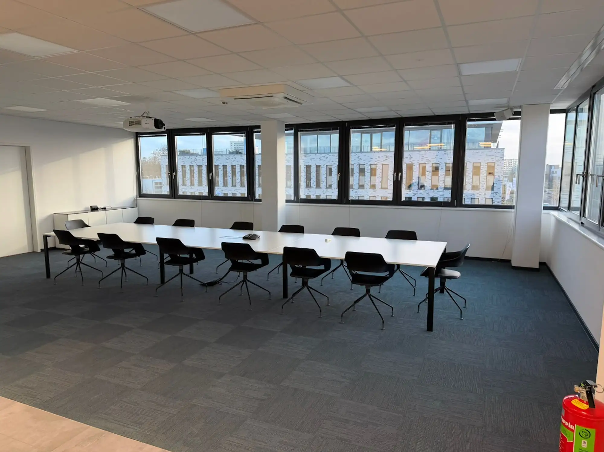Büroetage mit Besprechungstisch nach der Bauabschlussreinigung