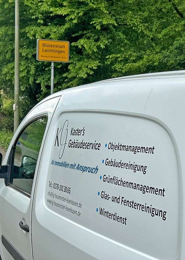 Fahrzeug von Kaster’s Gebäudeservice mit seinen Leistungen auf der Seite