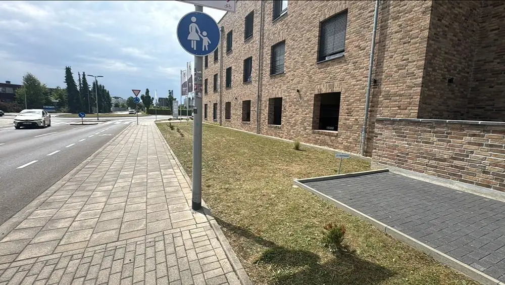 Gehweg und Pflanzstreifen nach der Unkrautbeseitigung