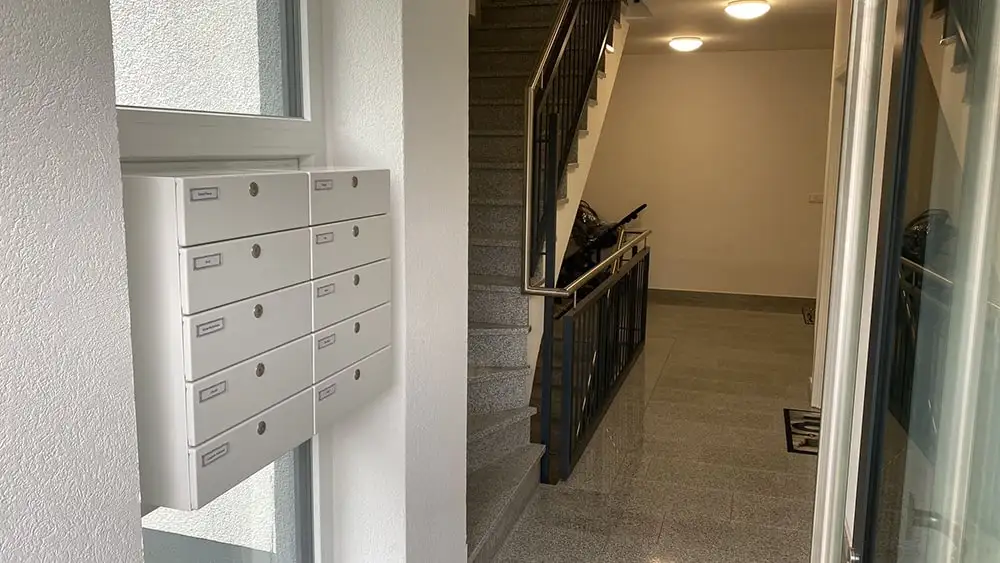 Gereinigtes Treppenhaus mit Briefkastenanlage